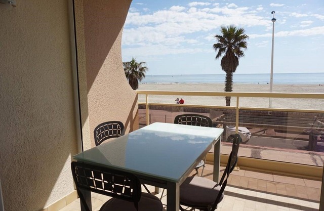 2 bedroom apartment with beachfront terrace Canet Plage