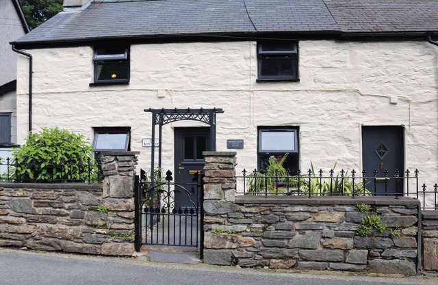 2 bedroom accommodation in Blaenau Ffestiniog