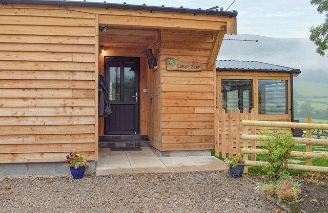 2 bedroom accommodation in Penybontfawr, near Llanfyllin