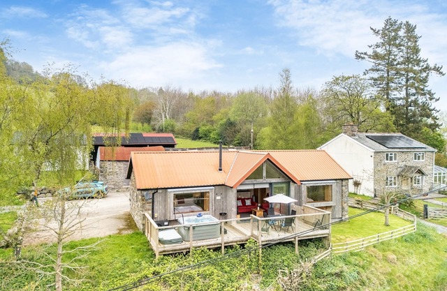 2 bedroom accommodation in Penybontfawr, near Oswestry