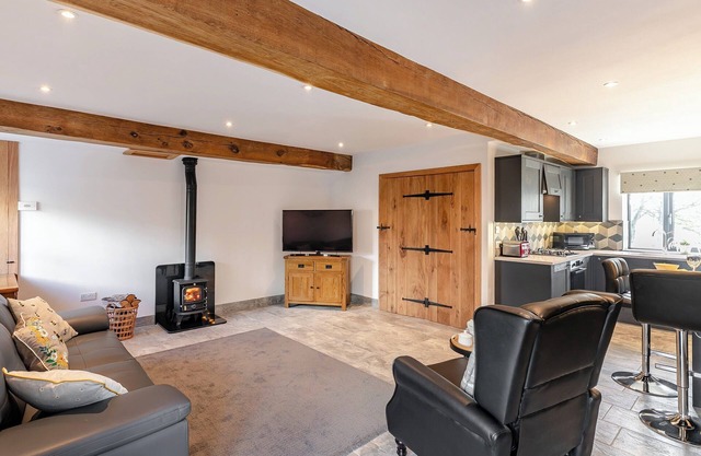 2 bedroom accommodation in Marple Bridge