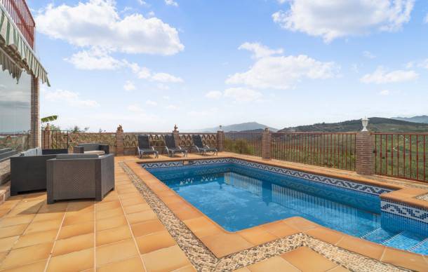 2 bedroom accommodation in Alozaina