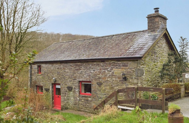 2 bedroom accommodation in Llanllwni