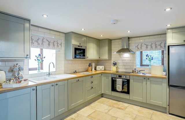 2 bedroom accommodation in Don View, near Dunford Bridge