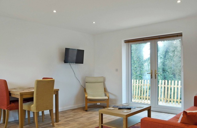 2 bedroom accommodation in Godstone