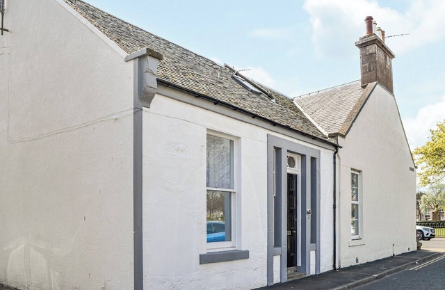 2 bedroom accommodation in Montrose