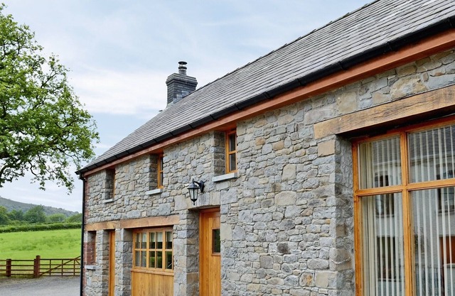 2 bedroom accommodation in Llansadwrn, near Llandeilo