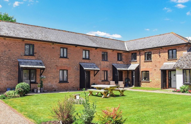 2 bedroom accommodation in Colaton Raleigh, near Sidmouth
