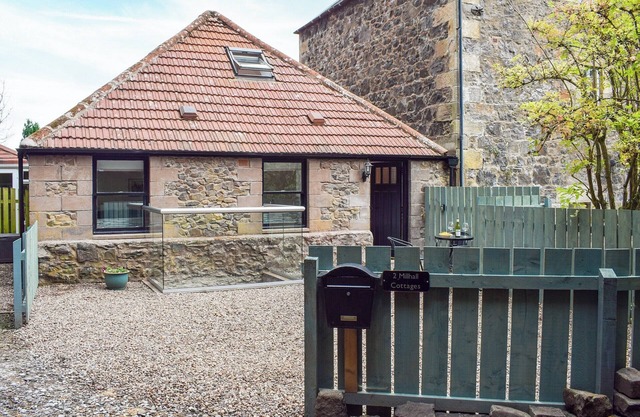 2 bedroom accommodation in Newburgh, near Cupar