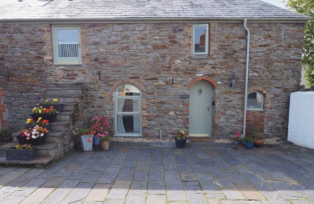 2 bedroom accommodation in Three Crosses, Gower, Swansea