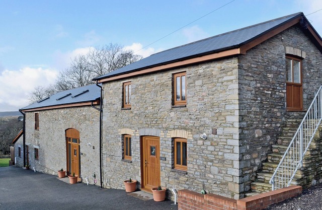 2 bedroom accommodation in Rhos, near Pontardawe