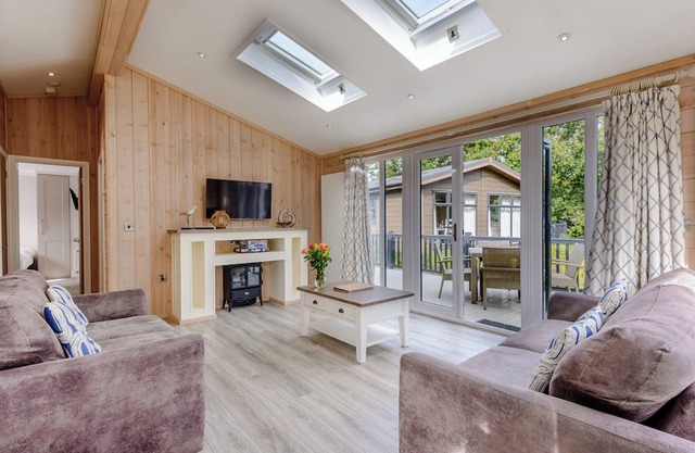 2 bedroom accommodation in Wootton Bridge, Nr Cowes