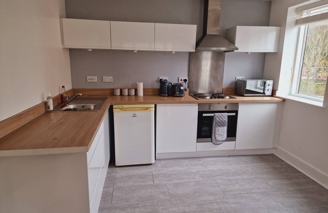 2 bedroom apartment with own parking close to Heathrow airport