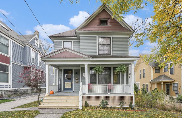 2 Bedroom Apartment 1st floor in historic district near downtown Grand Rapids!