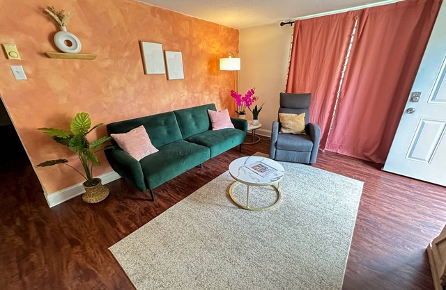 2 bedroom apartment: 10 minute drive to UT, convention center,downtown Knoxville