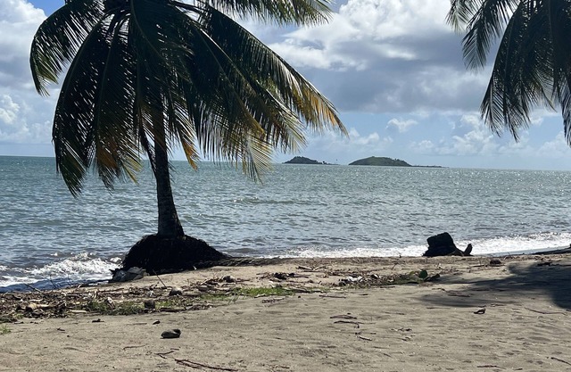 2 bedroom apartment 5 min walk to the beach!