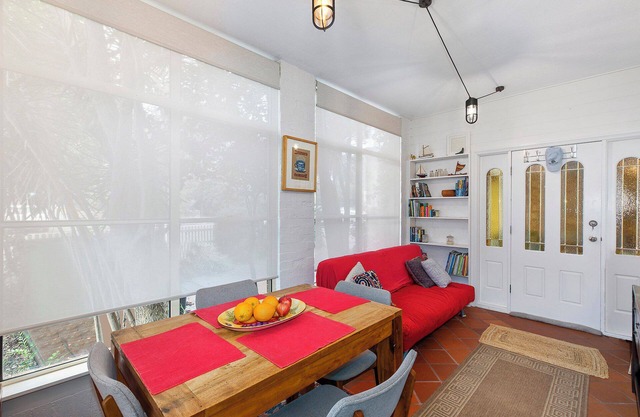 2 bedroom apartment 1 min walk from beach!nnFamily friendly sleeping 6 people.