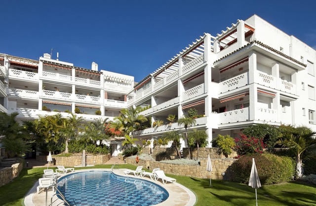 2 bedroom apartment for rent at Las Canas Beach, Marbella golden Mile