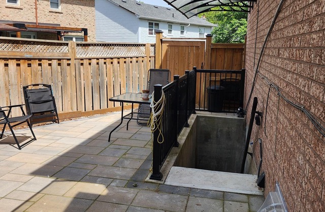 2-bedroom apartment in fantastic Whitby with AC, WiFi