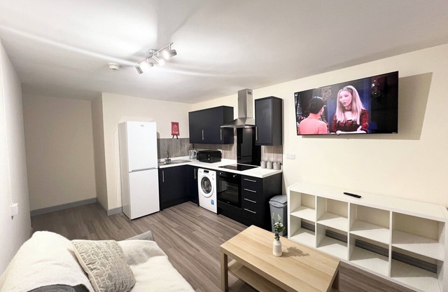2-Bedroom Apartment in Derby with Car Park & WiFi