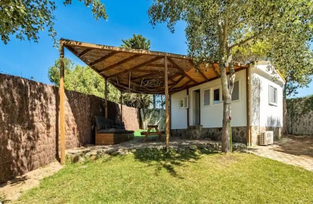 2-bedroom apartment in serene Bolonia with AC