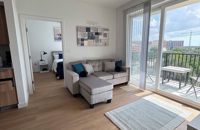 2-bedroom apartment in lovely Houston with WiFi, fitness room, AC