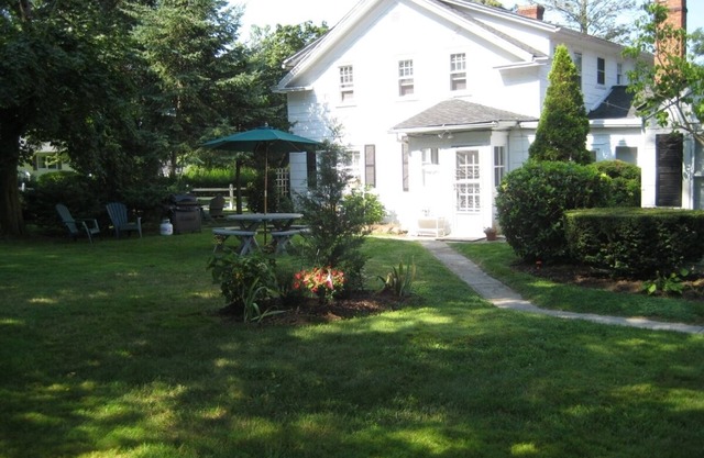 2 Bedroom Apartment in Historic Home with private yard (WBH)