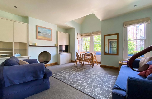 2 BEDROOM APARTMENT, WEST LONDON