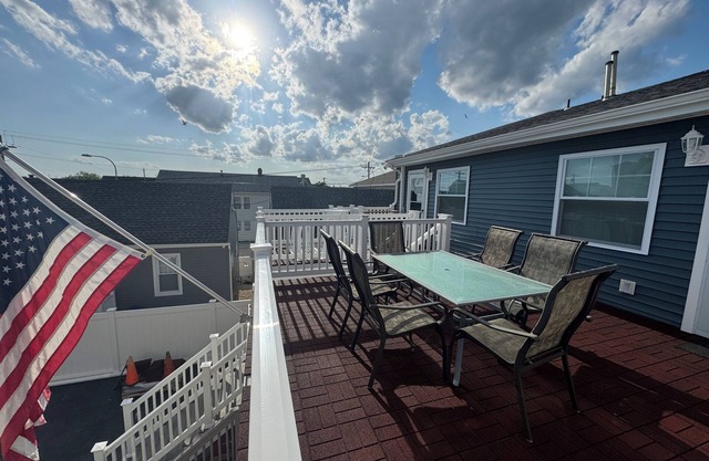 2 Bedroom Apt with Deck 1.5 Blocks from ocean unit 4