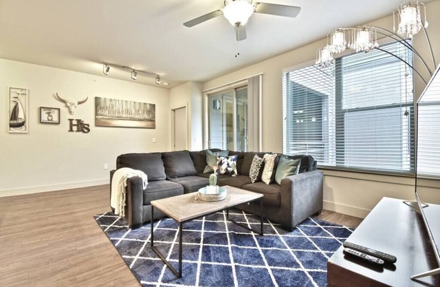 2 Bedroom Apt with Parking Long term stay allowed