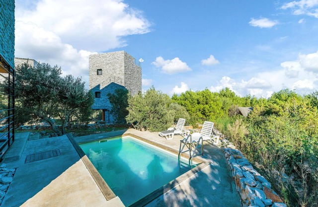 2 bedroom awesome home in Dragove