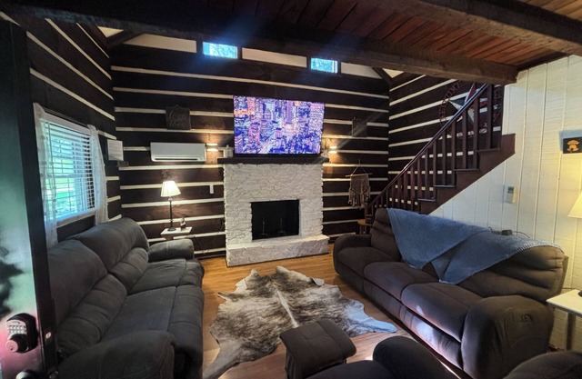 2-bedroom cabin located in the foothills of N.Wilkesboro & 8-mins to Speedway!