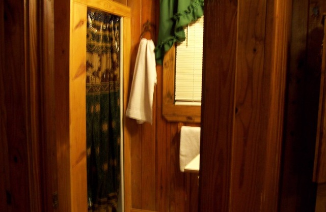 2 Bedroom Cabin On Ben Hall Lake. This Cabin Is Right On The Lake.