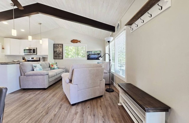 2 Bedroom Cabin Steps from the Beach
