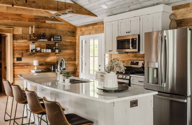 2 Bedroom Cabin with Pickleball Court, Sectional Couch and Outdoor Dining