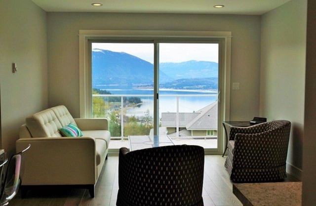 2 Bedroom Carriage House with Panoramic views of Shuswap Lake