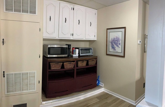 2-bedroom Carriage House in downtown Topeka - AC high speed Wi-Fi & parking