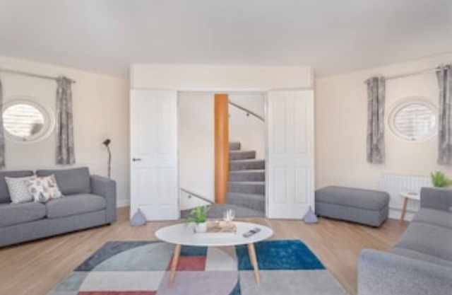 2 Bedroom City Centre Townhouse - with Parking