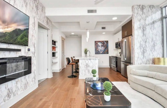 2-bedroom condo in Heart of Texas Medical Center w/fitness, rooftop pool & more
