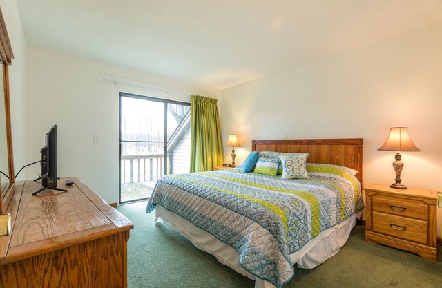 2 Bedroom Condo in Lakeside Resort Community (1 King & 2 Queen Beds)