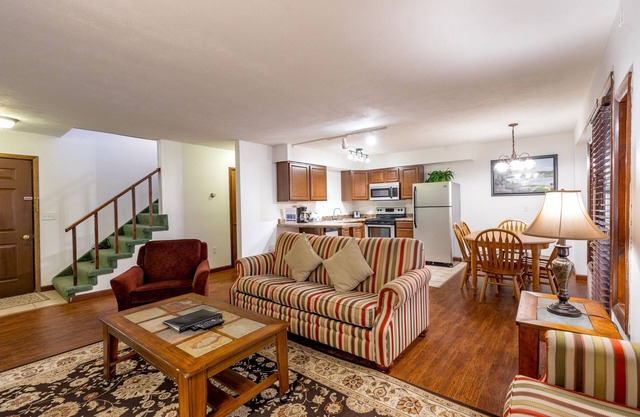 2 Bedroom Condo in Lakeside Resort Community (1 King & 2 Queen Beds)