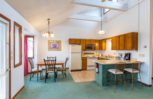 2 Bedroom Condo in Lakeside Resort Community (1 Queen & 2 Twin Beds)
