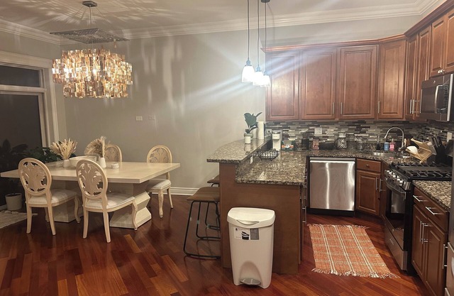 2 bedroom condo in North Kenwood Hyde Park with elevator.