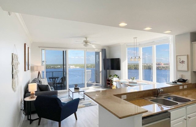 2-bedroom condo w/stunning lake and Disney views