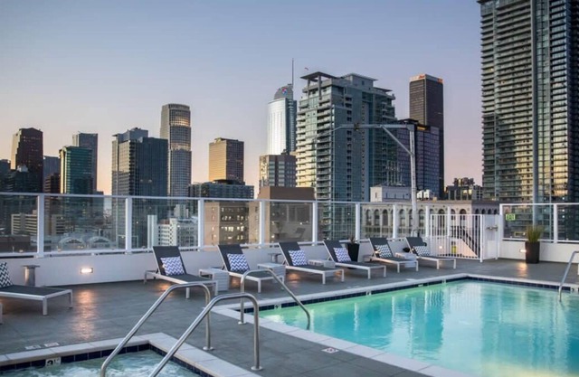 2 Bedroom Condo with Pool and Downtown LA View