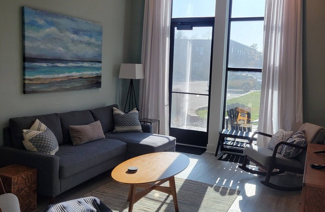2-bedroom condo with pool/hot tub in gorgeous South Haven