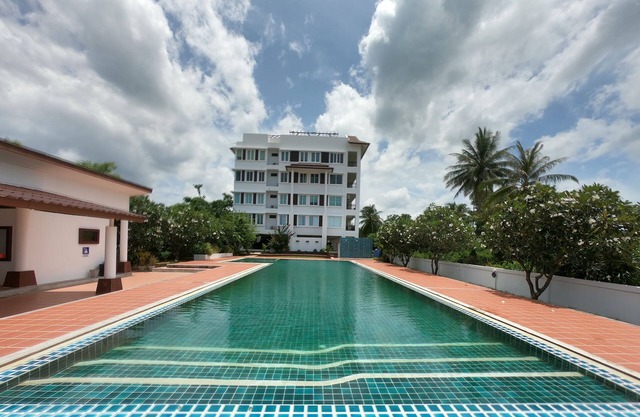 2 bedroom condo with sea view and pool