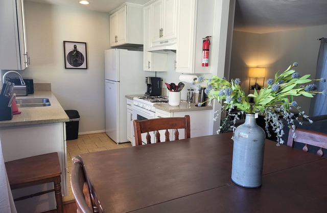 2-bedroom Condo with WiFi less than 10 min from Beach, CSLB, Convention Center