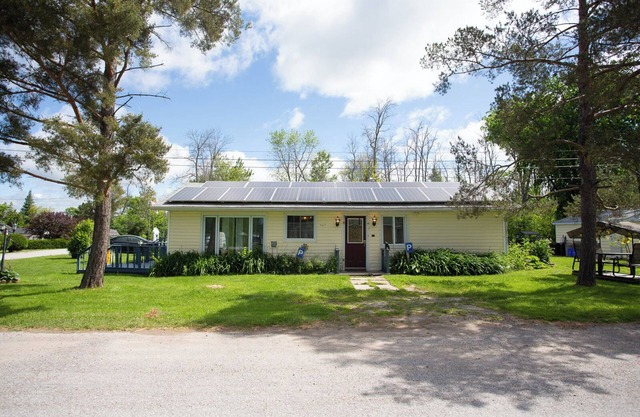 2-Bedroom Cottage Steps from Sandy Beach for fishing, boating, and Firepits