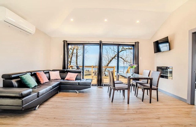 2 Bedroom Cottage #1: Willow Bay